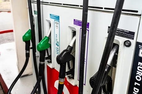 Statii de alimentare cu motorina, cu pompe pentru diferite tipuri de combustibil.