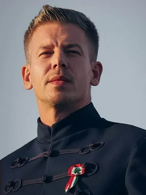 Un bărbat îmbrăcat elegant, cu un aer încrezător, privind spre orizont.