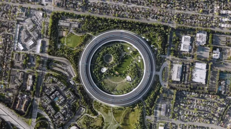 Vedere aeriană a sediului Apple, cu arhitectură modernă și spații verzi.