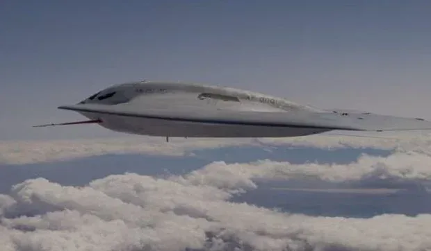 Bombardierul B-21 Raider zburând deasupra norilor.