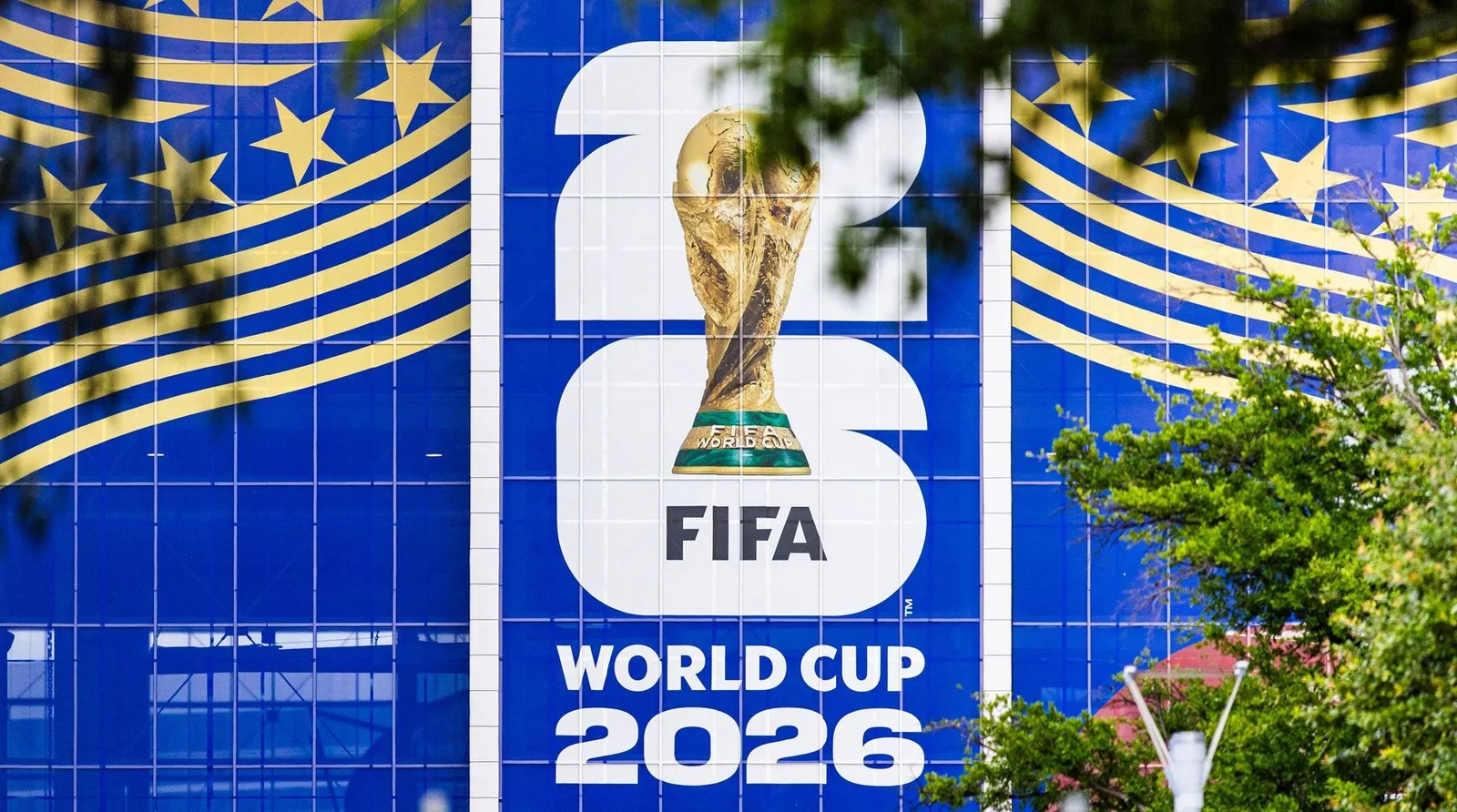 Trofeul Campionatului Mondial 2026 expus într-o zonă publică.