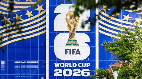 Trofeul Campionatului Mondial 2026 expus într-o zonă publică.
