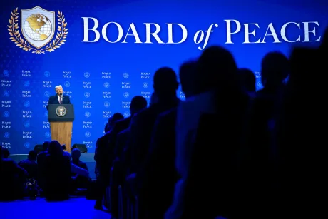 Donald Trump vorbește la evenimentul Board of Peace, cu public în fundal.