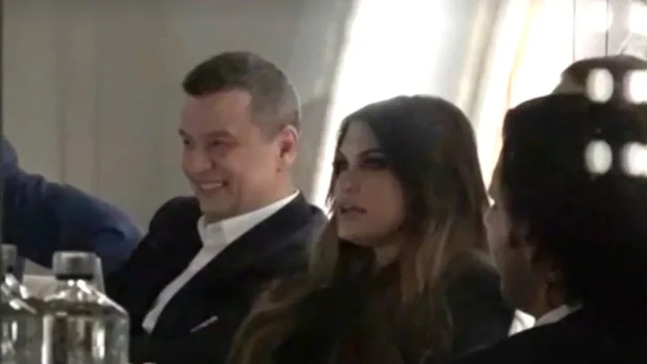 Sorin Grindeanu discutând despre politica românească și schimbările guvernamentale.