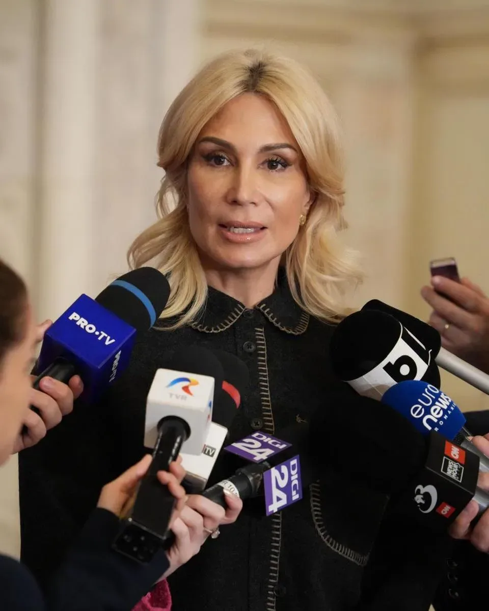 Raluca Turcan discută cu jurnaliști despre situația politică din România.