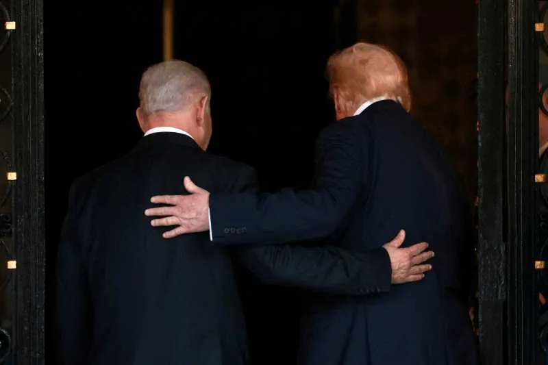 Donald Trump și Benjamin Netanyahu discutând într-un cadru formal.