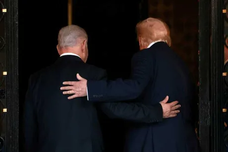 Donald Trump și Benjamin Netanyahu discutând într-un cadru formal.