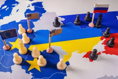 Harta Europei cu piese de șah simbolizând conflicte și alianțe.