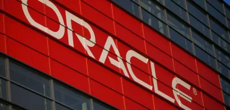 Logo-ul Oracle pe clădirea companiei din România.