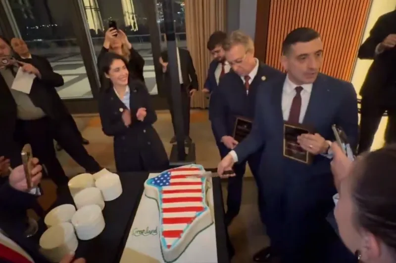 George Simion taie un tort în formă de Groenlanda la o recepție în SUA.