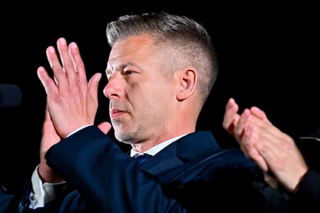 Premierul ungar Peter Magyar salută susținătorii după anunțarea reformelor.