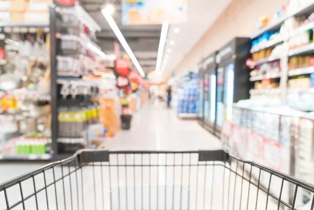 Rafturi cu produse alimentare într-un supermarket modern.