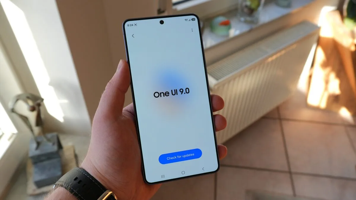 Un telefon mobil care afișează interfața One UI 9.0 pe ecran.