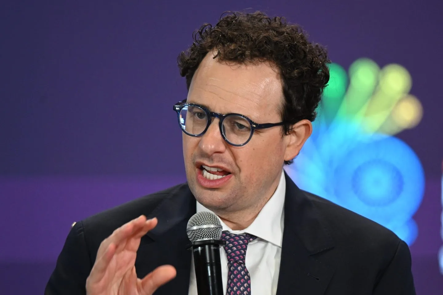 Dario Amodei discutând despre etica inteligenței artificiale la un eveniment.