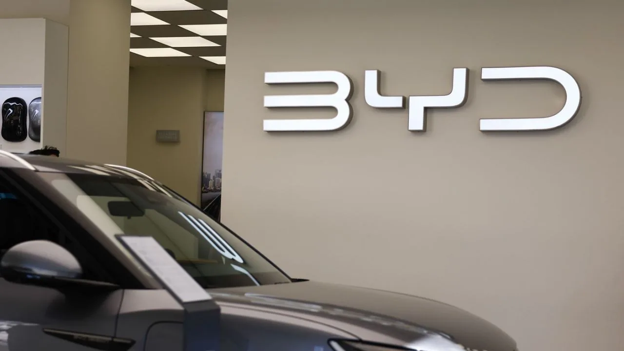 Logo-ul companiei BYD expus într-un showroom modern.
