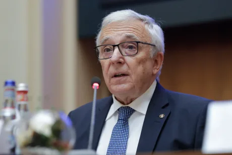 Mugur Isărescu discutând despre stabilitatea economică în contextul politic actual.