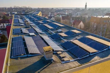 Panouri fotovoltaice pe acoperiș, captând energie solară.