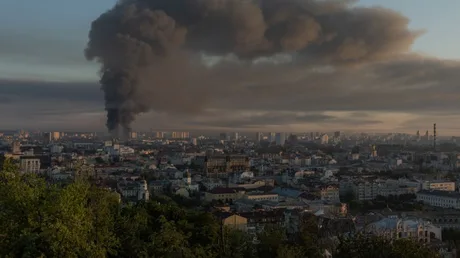 Fum gros se ridică deasupra orașului Kiev după atacul aerian.