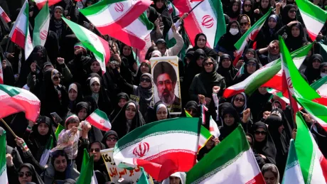 Protest cu steaguri iraniene și mesaje de unitate națională.