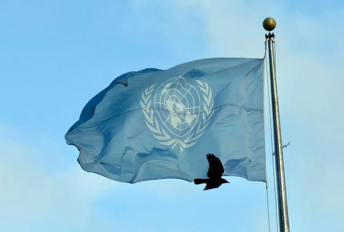 Steagul ONU fluturând în vânt, simbol al păcii și drepturilor omului.