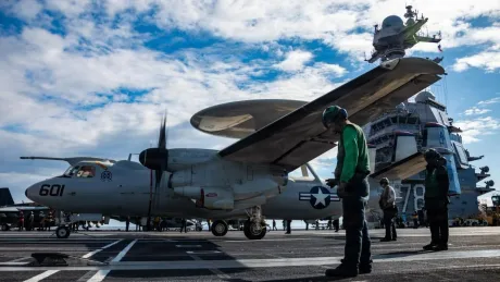 Avion militar pe un portavion american, pregătit pentru decolare.