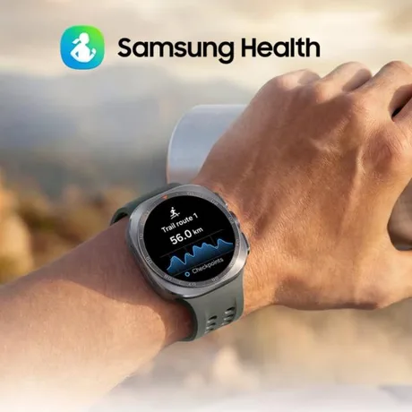 Un ceas inteligent Samsung Health pe un braț, monitorizând activitatea fizică.