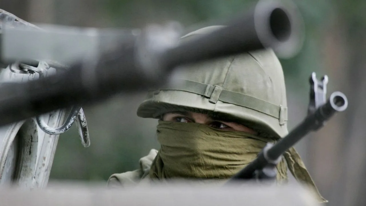 Soldat rus ascuns în spatele unui zid, pregătit de acțiune.