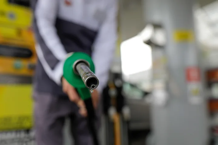 Un pompa de combustibil la o stație de alimentare cu motorină.