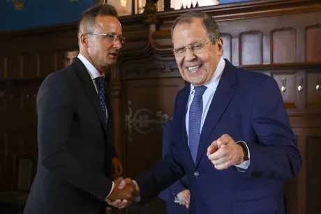 Péter Szijjártó și Serghei Lavrov se salută într-un cadru oficial.