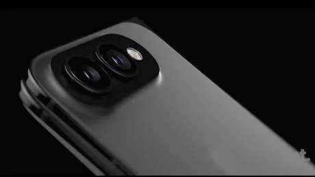 Detaliu al unui smartphone pliabil cu două camere pe spate.