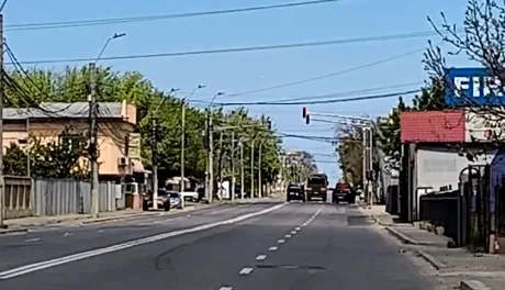 Stradă din Galați cu vehicule și semafor, după incidentul cu drona.