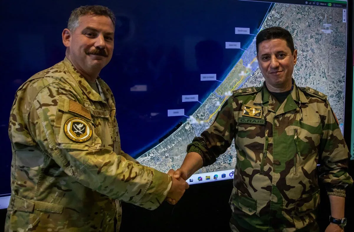 Ofițeri militari discutând despre planificarea misiunii în Gaza.