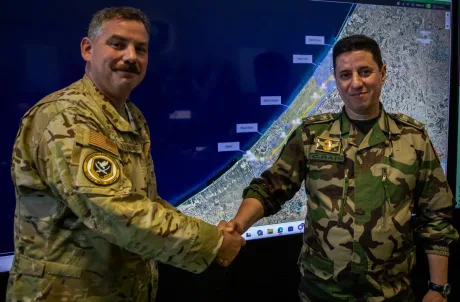 Ofițeri militari discutând despre planificarea misiunii în Gaza.