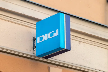 Logo-ul companiei Digi Communications pe un perete exterior.