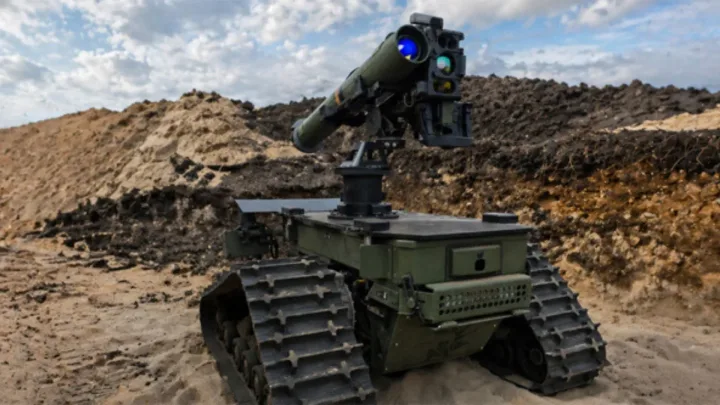 Robot militar cu rachetă, pregătit pentru acțiune pe teren accidentat.