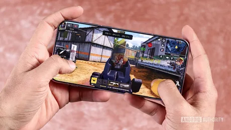 Utilizator jucându-se pe un telefon OnePlus, cu grafică detaliată și interfață fluidă.