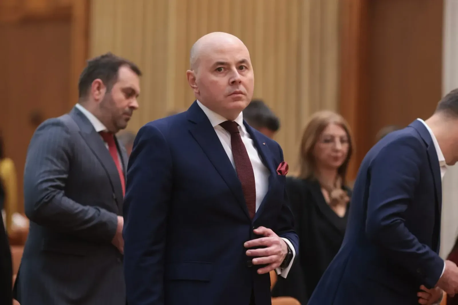 Ciprian Ciucu în timpul unei ședințe oficiale, privire serioasă.