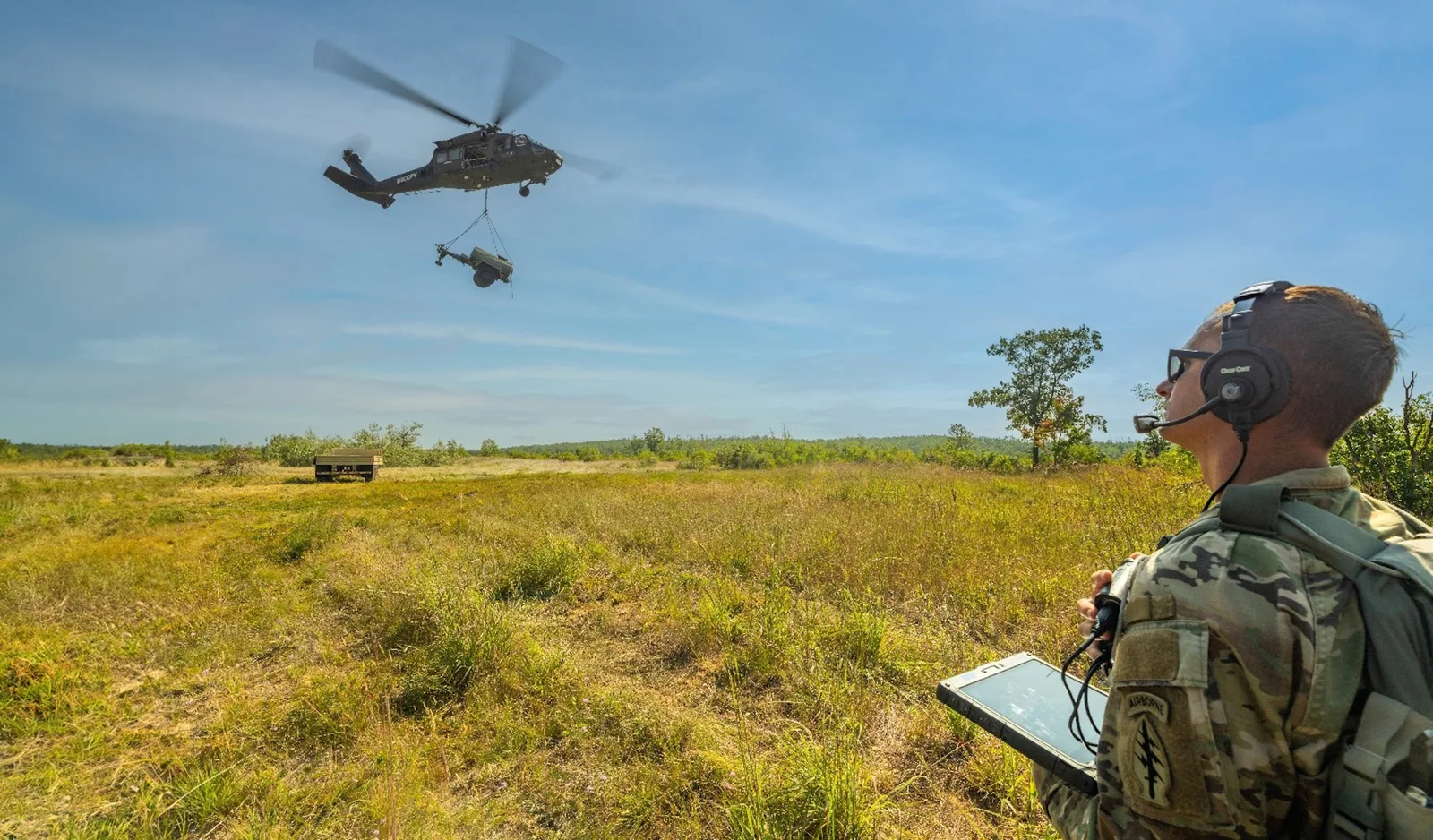 Elicopter Black Hawk H-60Mx în zbor autonom, controlat de un operator la sol.