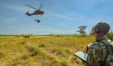 Elicopter Black Hawk H-60Mx în zbor autonom, controlat de un operator la sol.