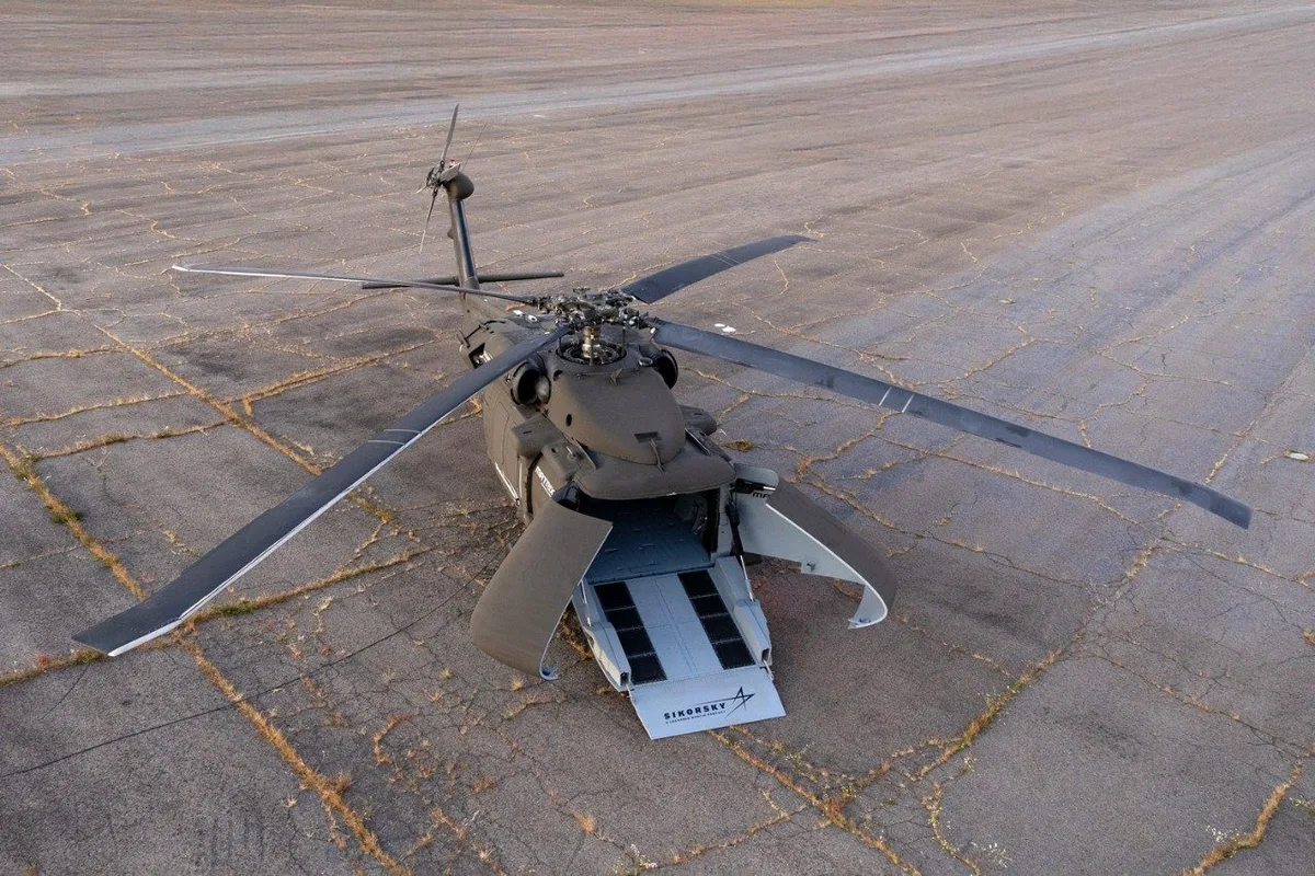 Elicopter Black Hawk H-60Mx pregătit pentru zbor autonom pe o pistă de aterizare.