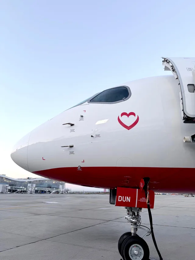 Avion AnimaWings pregătit pentru zbor pe aeroport.