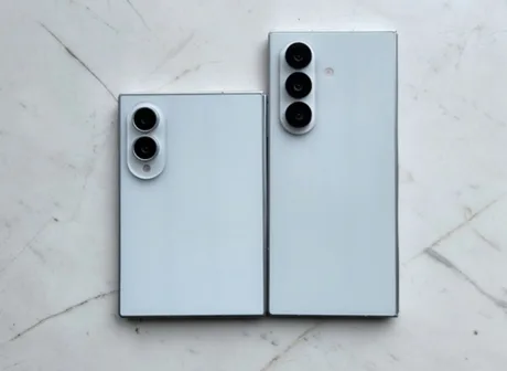 Compararea designului și dimensiunilor între Galaxy Z Fold8 și Fold8 Ultra.