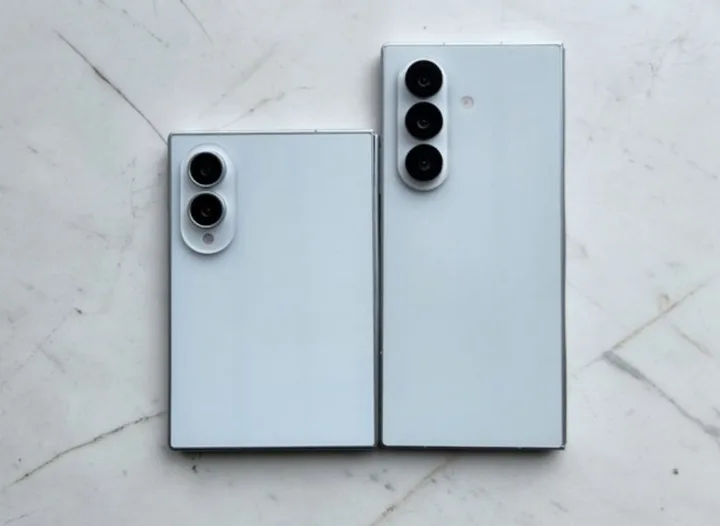 Compararea designului și dimensiunilor între Galaxy Z Fold8 și Fold8 Ultra.