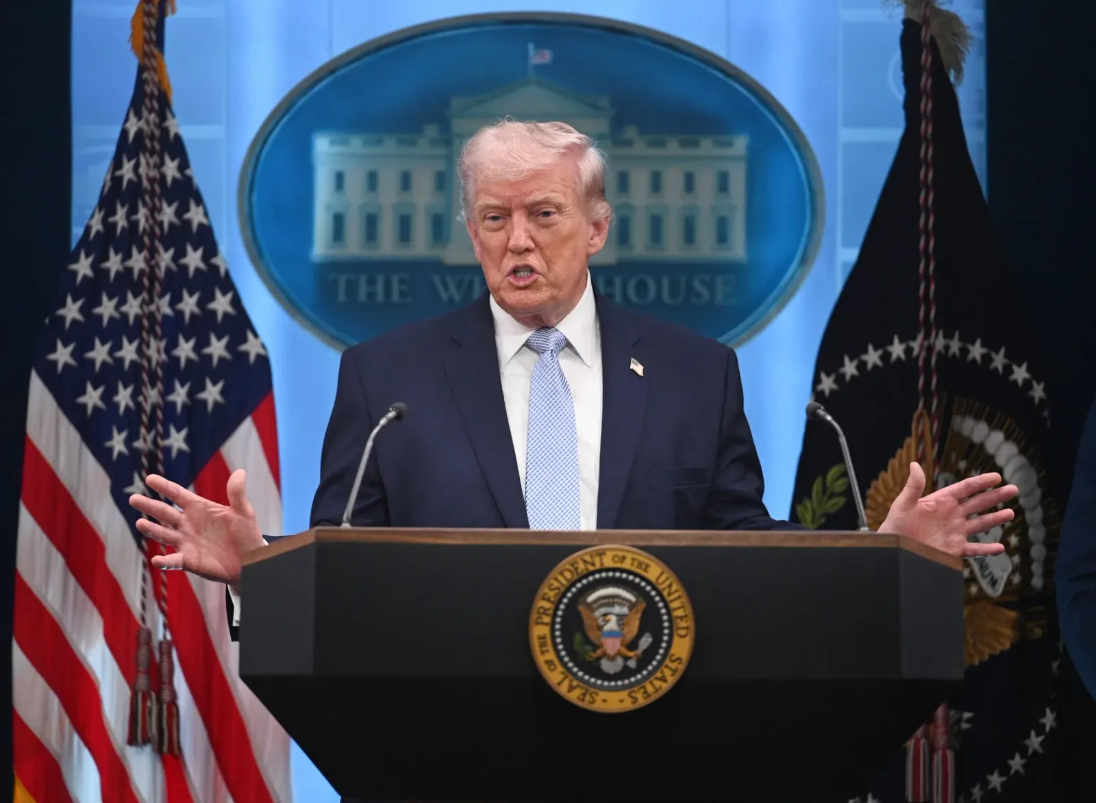 Donald Trump susține o conferință de presă la Casa Albă.