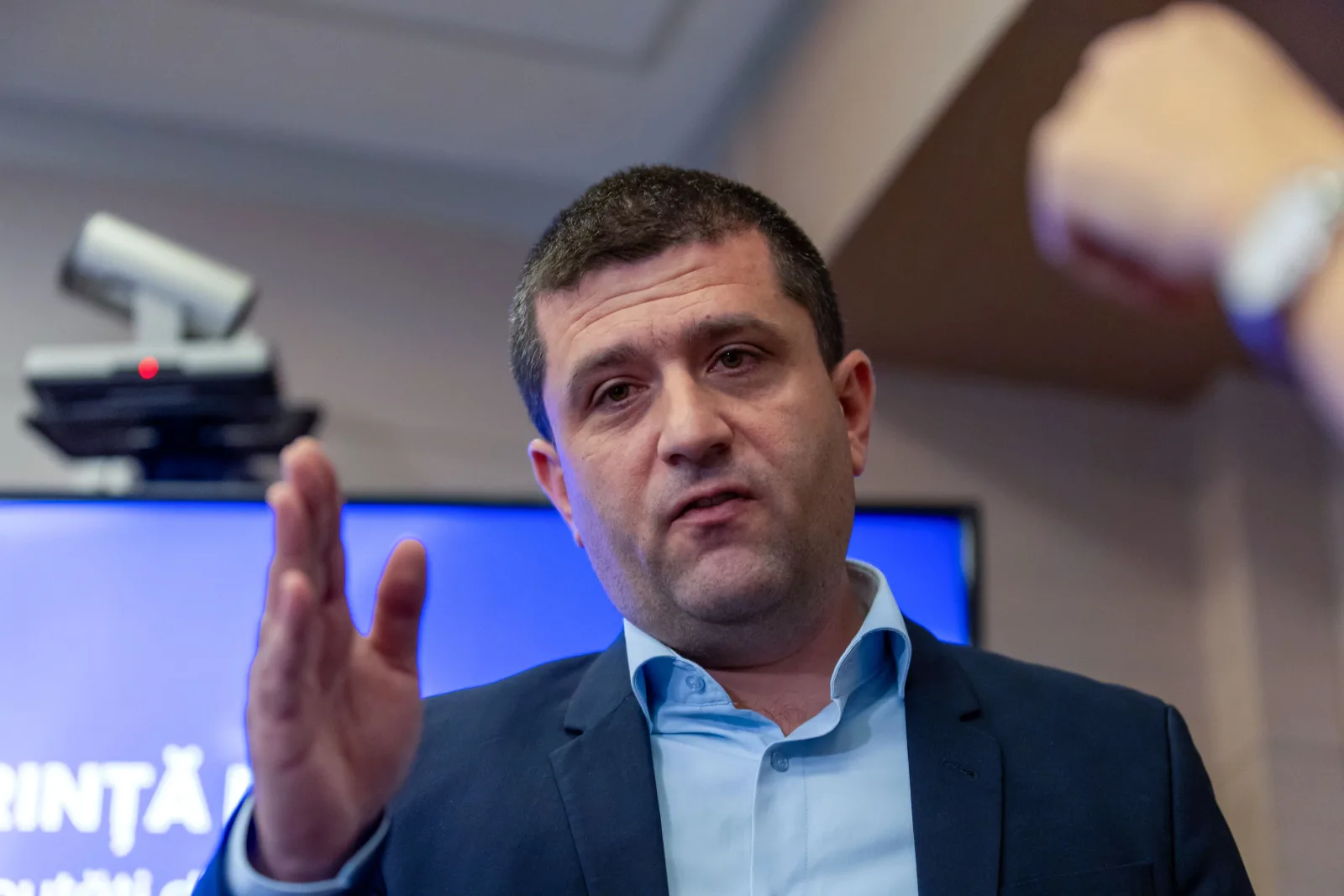 Radu Miruță discută despre soluții pentru criza guvernamentală din România.