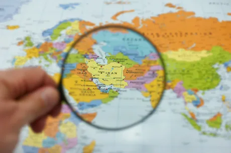 Hartă a Europei și Orientului Mijlociu, evidențiind Iranul și țările învecinate.
