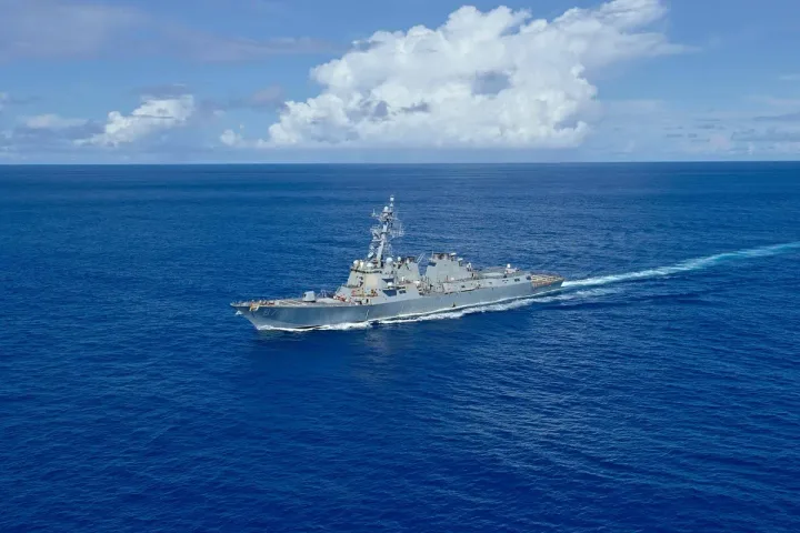 Nava militară americană navigând pe apele Golfului Oman.
