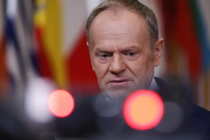 Donald Tusk discutând despre interzicerea telefoanelor mobile în școli.