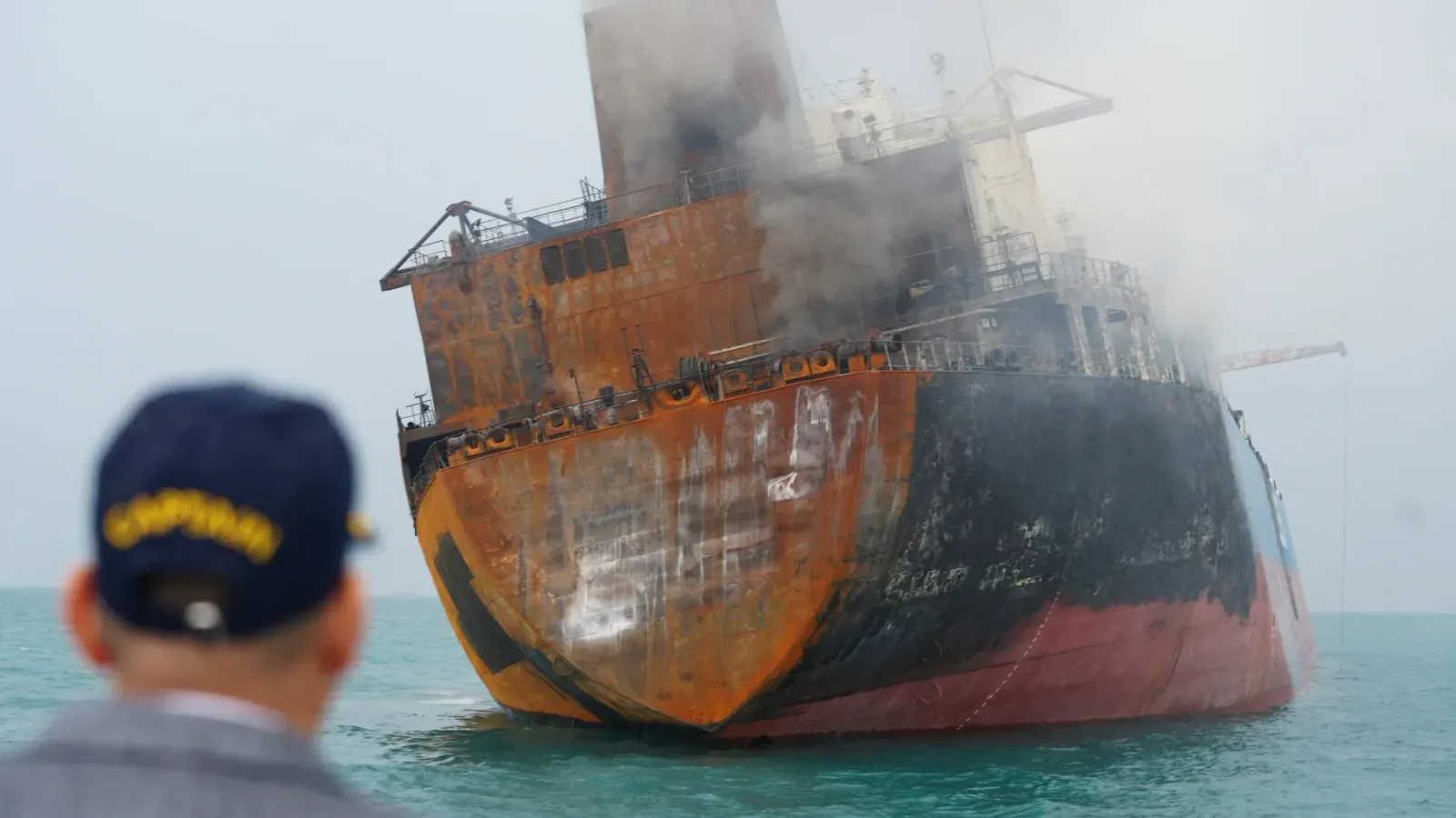 Vapor în flăcări, simbolizând riscurile transportului maritim de petrol.