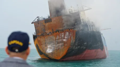 Vapor în flăcări, simbolizând riscurile transportului maritim de petrol.